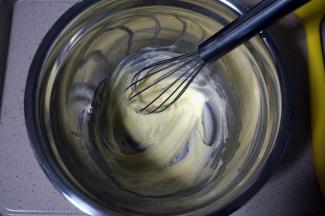 黄油放微波炉加热20秒，软化后加入糖粉拌均匀。