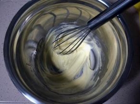 黄油放微波炉加热20秒，软化后加入糖粉拌均匀。