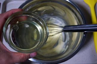 分两次加入蛋清，搅打融合。