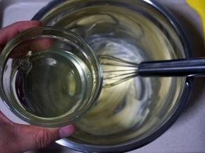 分两次加入蛋清，搅打融合。