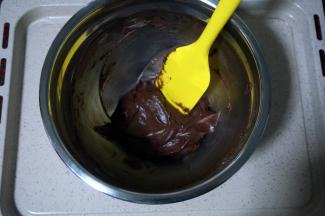 筛入低筋粉和可可粉，拌成顺滑无干粉的面糊。