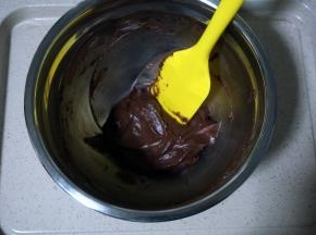 筛入低筋粉和可可粉，拌成顺滑无干粉的面糊。