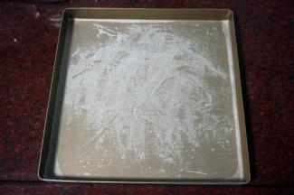 烤盘上刷少许油，然后放入一张等大的油纸，油纸表面再抹上一层薄薄的食用油（不要抹太多，多余的需用纸巾抹掉）。