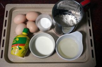 接着制作蛋糕体的面糊，食材：鸡蛋4个、低筋粉80克、玉米油40克、温牛奶50克、细砂糖65克、盐少许、柠檬汁少许。同时上下火160度启动烤箱进行预热。