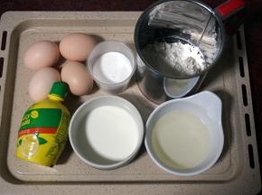 接着制作蛋糕体的面糊，食材：鸡蛋4个、低筋粉80克、玉米油40克、温牛奶50克、细砂糖65克、盐少许、柠檬汁少许。同时上下火160度启动烤箱进行预热。