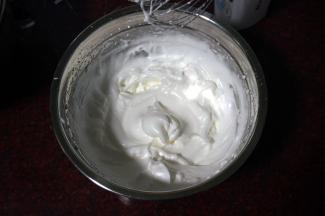 4个蛋清分3次加入细砂糖，打发至大湾沟状态。