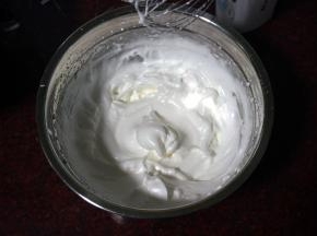 4个蛋清分3次加入细砂糖，打发至大湾沟状态。