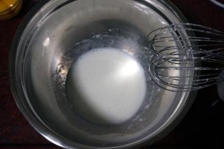 玉米油和温牛奶混合乳化。