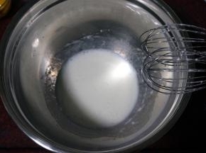 玉米油和温牛奶混合乳化。