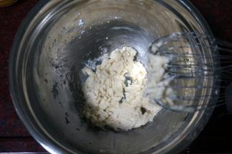 筛入低筋粉，拌均匀（此刻比较干，但是不用害怕）。