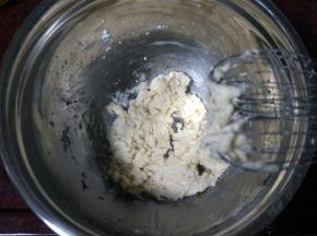 筛入低筋粉，拌均匀（此刻比较干，但是不用害怕）。