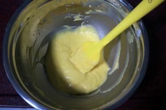 分两次加入蛋黄，拌至顺滑状态。