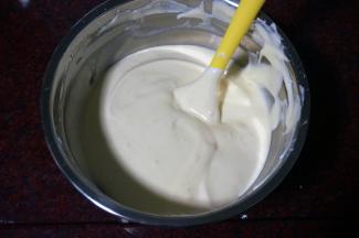 蛋黄糊和蛋白糊切拌混合成蛋糕糊。