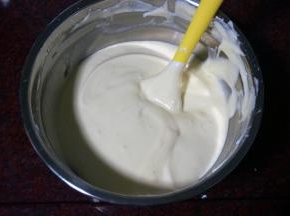 蛋黄糊和蛋白糊切拌混合成蛋糕糊。