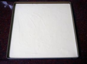 将面糊倒入刚才的烤盘内，并震荡出大气泡。