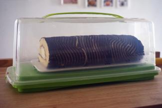 蛋糕卷好后放冰箱冷藏定型2小时再切件装饰。