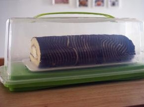 蛋糕卷好后放冰箱冷藏定型2小时再切件装饰。