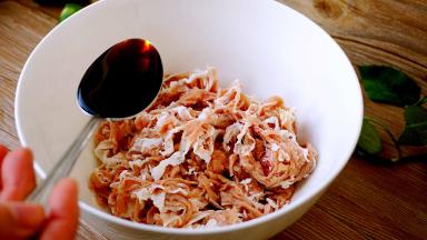 羊肉片浸泡血水，攥干水分，加入生抽