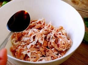 羊肉片浸泡血水，攥干水分，加入生抽