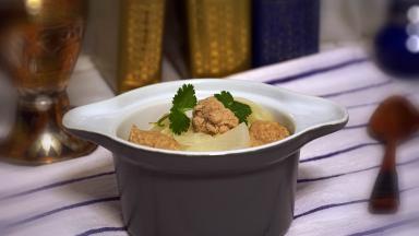 味道鲜甜美味的萝卜粉丝丸子汤上桌