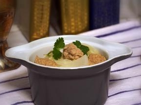 味道鲜甜美味的萝卜粉丝丸子汤上桌
