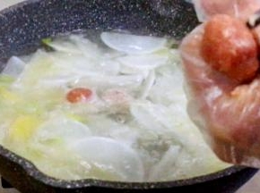 汤煮开后，用左手挤圆肉丸，用筷子夹入锅内，汤一直处于煮沸状态，挤入全部肉丸，再次煮开