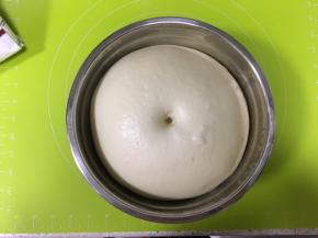 发酵到原面团的2-2.5倍，用手指沾面粉戳一下，面团不会回缩即可