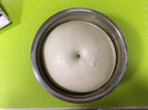 发酵到原面团的2-2.5倍，用手指沾面粉戳一下，面团不会回缩即可
