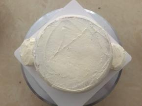 小4寸切2片，并切半修整一下，放8寸坯对角
，完整的小猴子头初型完成