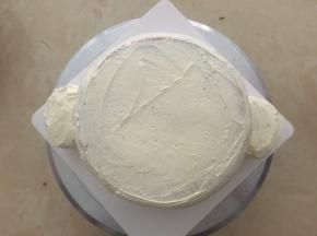 小4寸切2片，并切半修整一下，放8寸坯对角
，完整的小猴子头初型完成