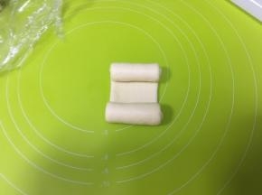 从两头往中间卷起