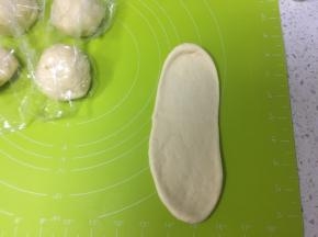 取一个面团擀成牛舌状