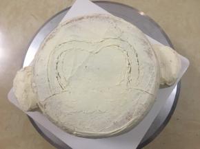 用牙签在蛋糕坯上画好小猴子的轮廓

