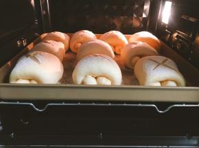 烤箱提前预热160度，上下火，烤25分钟，中途要观察面团颜色，上色以后加盖锡纸，完成后再焖3分钟出炉