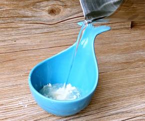 鸡精加三十克凉白开调成鸡精水，分三次加入肉馅中