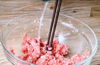 加入鸡精水顺一个方向搅打上劲