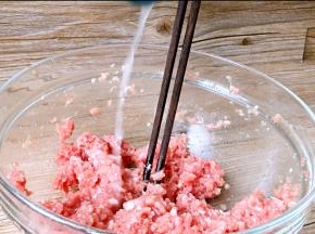 加入鸡精水顺一个方向搅打上劲