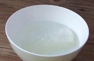 粉丝用冷水浸泡一会儿，略软剪成小段