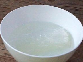 粉丝用冷水浸泡一会儿，略软剪成小段