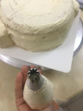 中号8齿裱花嘴进行裱花