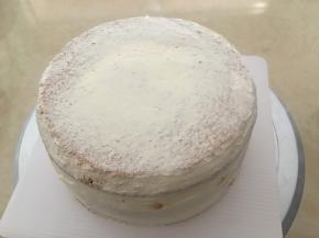 进行简单抹面（由于蛋糕整个覆盖面都用裱花嘴挤，所以不要太多奶油抹面，且不要抹得很平整，是抹面残手的福星哦）