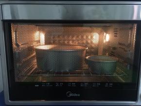 倒入模具（8寸的份量，但倒出一点点到4寸模具里），刮一下面糊，让面糊平整点，并轻震2、3下，烤箱150度提前预热10分钟，将模具放入烤箱最中下层，150烤50分钟（4寸蛋糕烤35分钟时就快速打开烤箱拿出来倒扣）