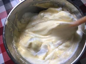 最后将蛋黄糊全部倒入剩将1/3的蛋白加入到蛋黄糊里，并搅拌均匀，翻拌和切拌手法下的2/3的蛋白里，并搅拌均匀