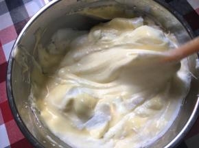 最后将蛋黄糊全部倒入剩将1/3的蛋白加入到蛋黄糊里，并搅拌均匀，翻拌和切拌手法下的2/3的蛋白里，并搅拌均匀