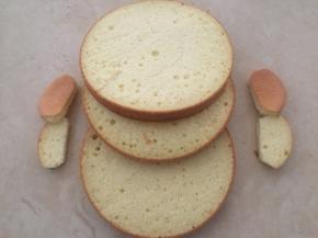 蛋糕坯切3片，顶部不要，水果洗干净切粒