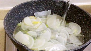 加入纯净水，没过萝卜，宽汤