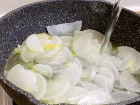 加入纯净水，没过萝卜，宽汤