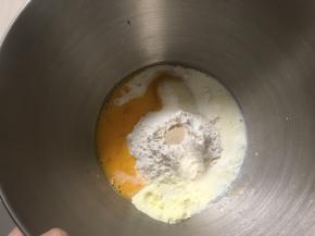 主面团材料除了黄油以外倒入厨师机面盆内