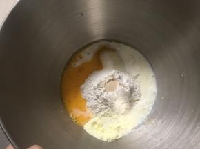 主面团材料除了黄油以外倒入厨师机面盆内