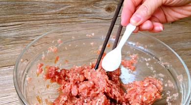 加入盐，搅匀备用